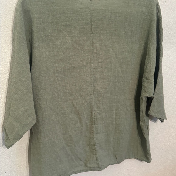 DIVERSE WOMANS  GREEN TOP - Picture 3 of 3